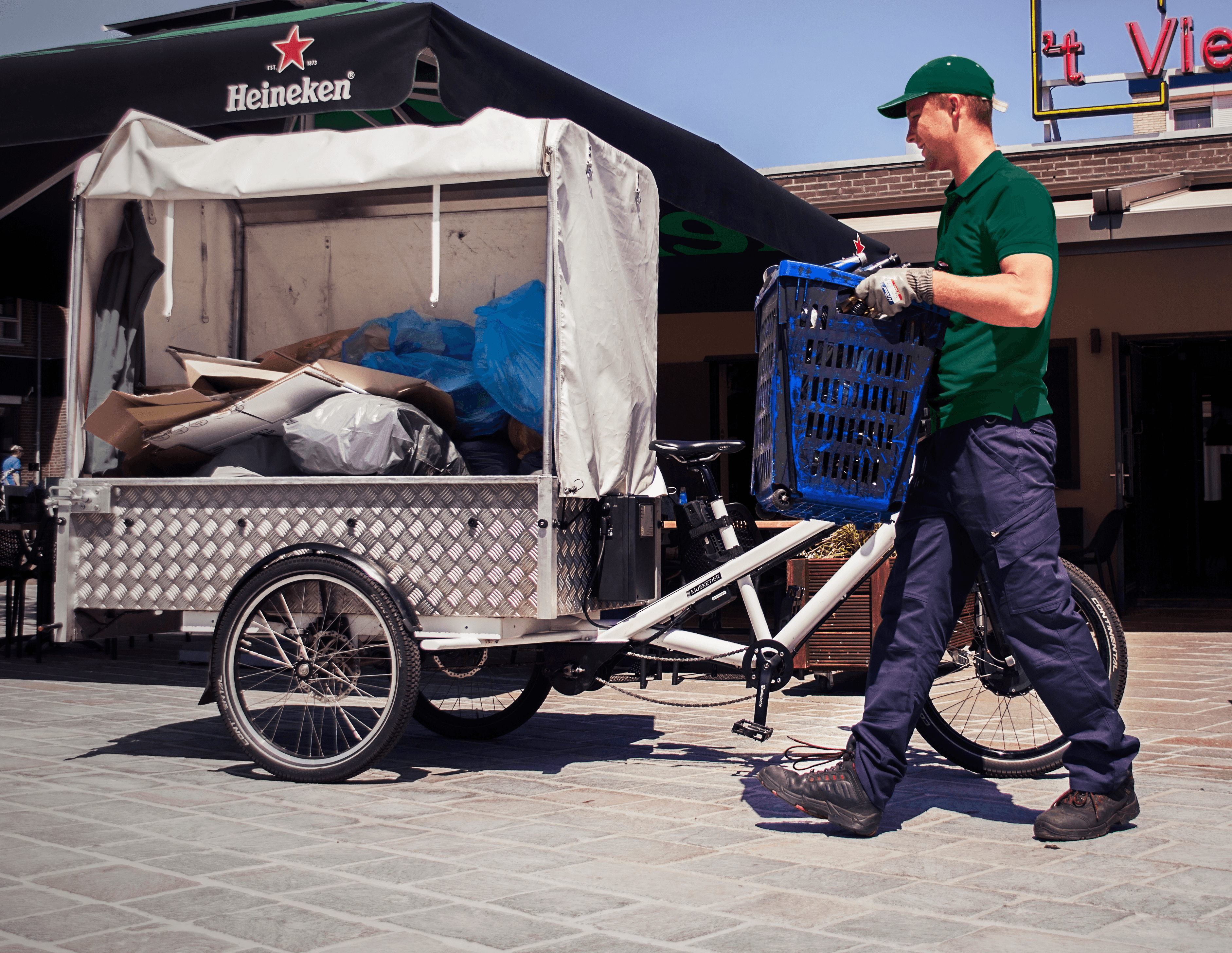 Foto van een man die afval heeft opgehaald bij een winkel