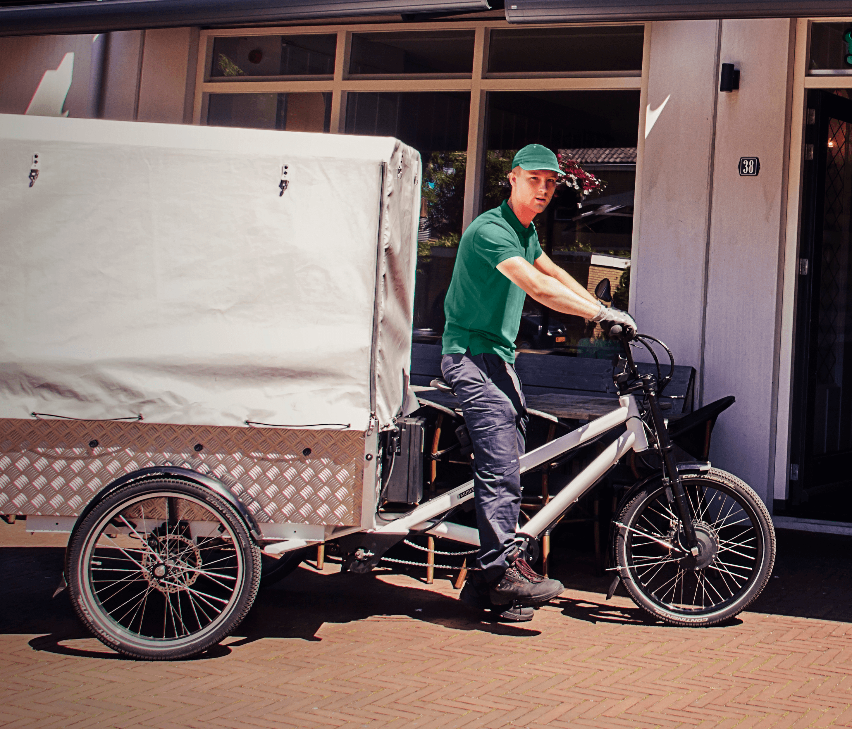 Foto van een man op een elektrische bakfiets