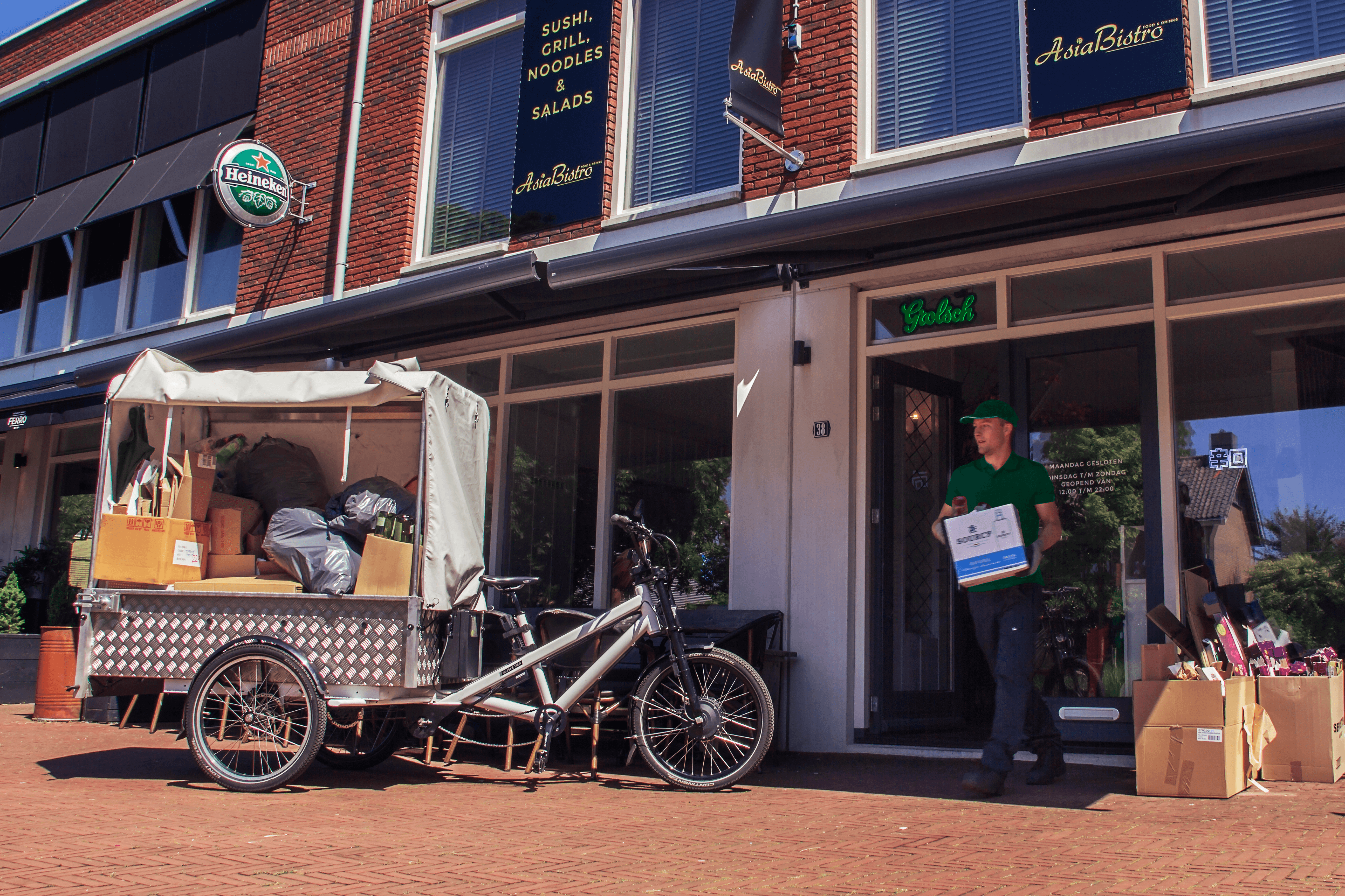 Foto van een man die afval ophaalt in een winkel